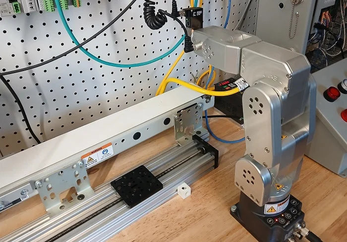 Eliminating the Teach Pendant: Mecademic Meca500 Integrates Embedded Web Services for High-Precision 6-Axis Robotic Control