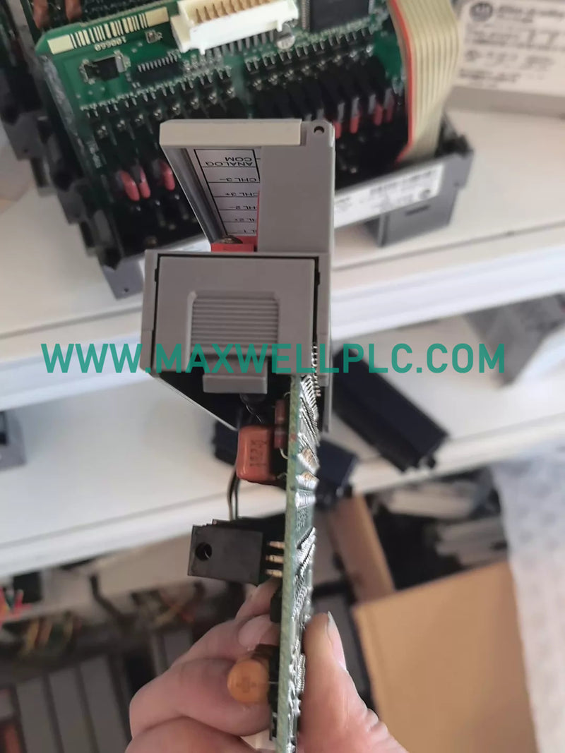 وحدة خرج التيار المتردد SLC 500 طراز Allen-Bradley 1746-OA16